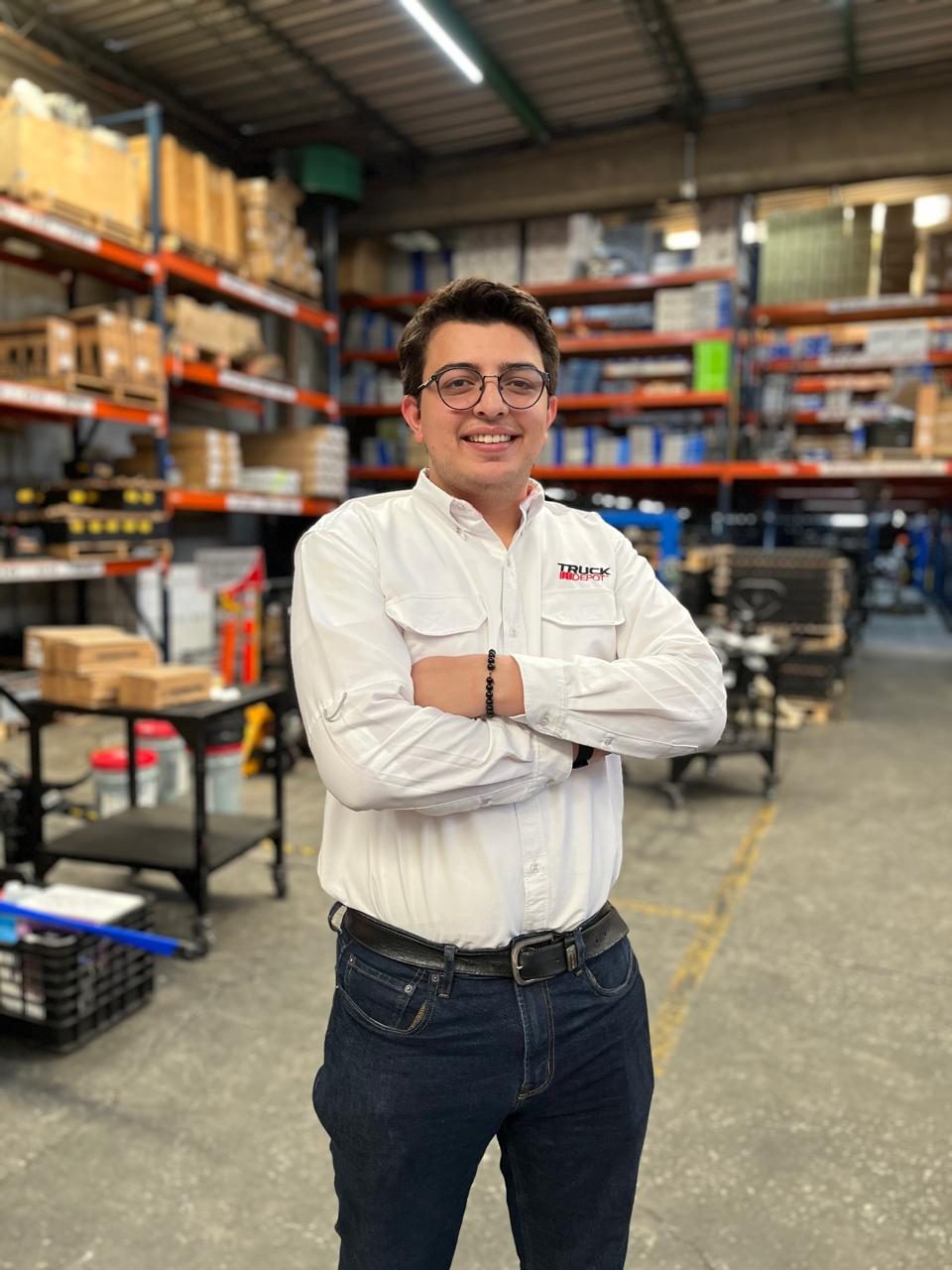 Colaborador en bodega de repuestos