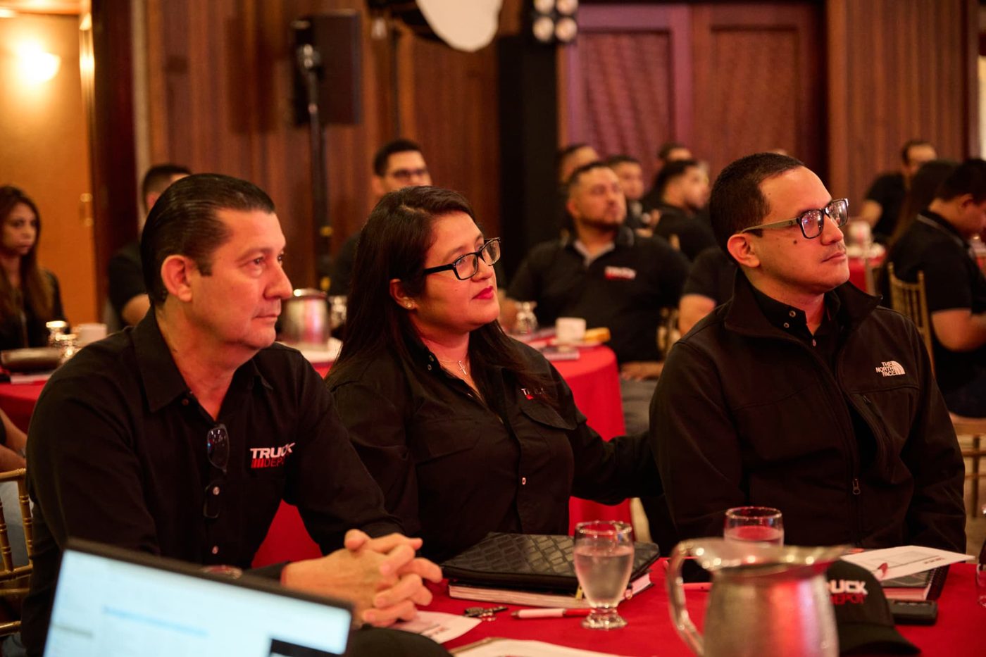 Equipo de liderazgo en encuentro regional